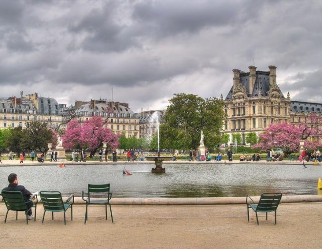 Sillas libres para poder sentarse en los jardines de las Tullerías en París frente al museo del Louvre