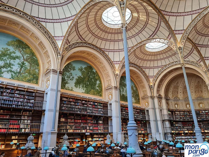 Interior de una sede de la Biblioteca Nacional de Francia en París