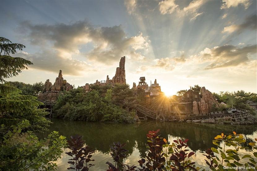 Lago e isla del parque Disneyland de Disneyland Paris