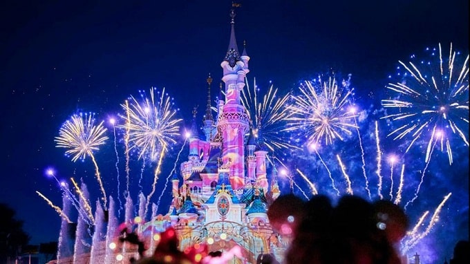 Evento de fin de año en Disneyland Paris con fuegos artificiales