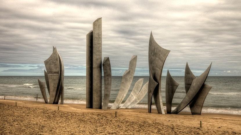 Memorial "Los Valientes" en la playa de Omaha en Normandía