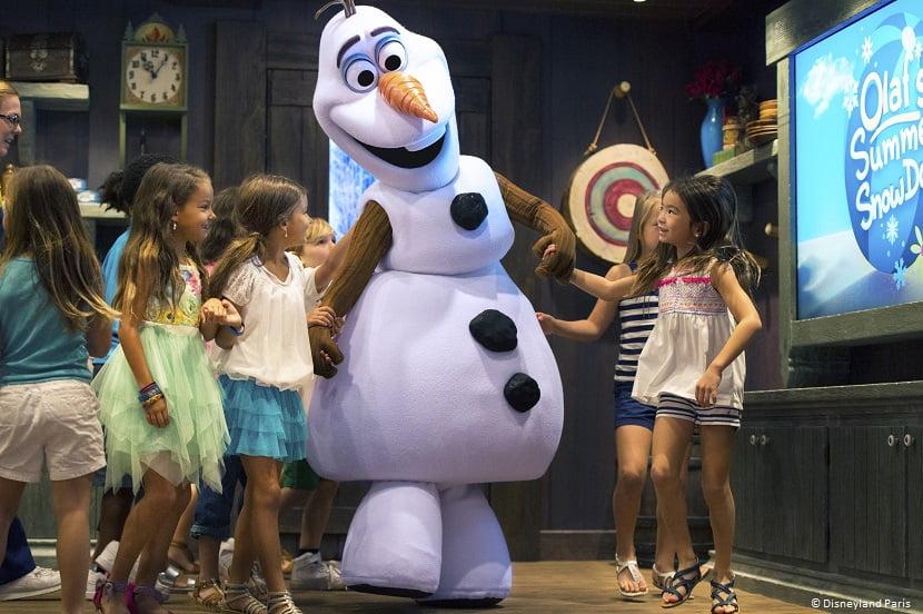 Olaf de Frozen rodeado de niños en Disneyland Paris