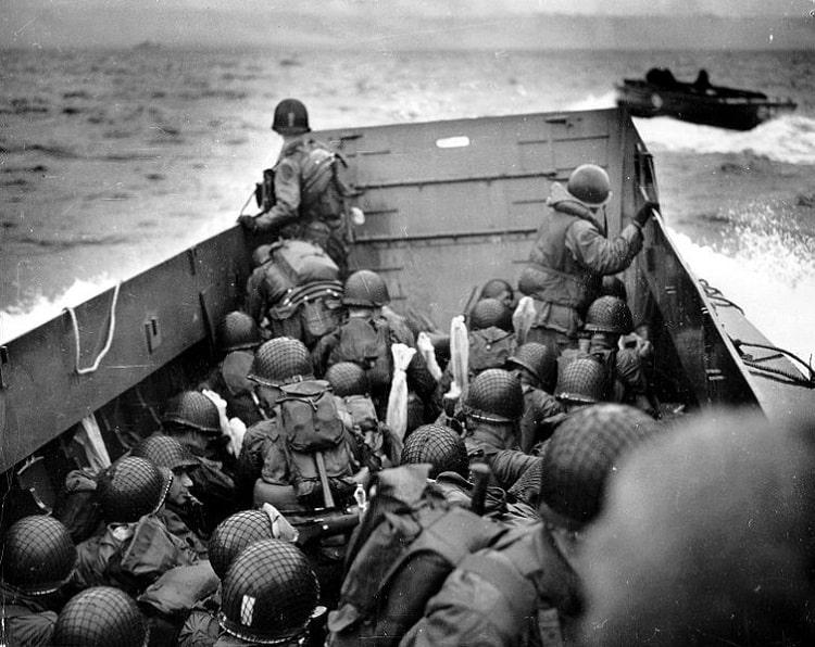 Soldados en una lancha dirigiéndose hacia Normandía
