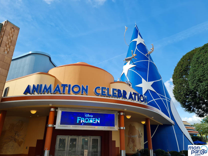 Puerta del teatro Animation Celebration de Disneyland Paris con el cartel de Frozen